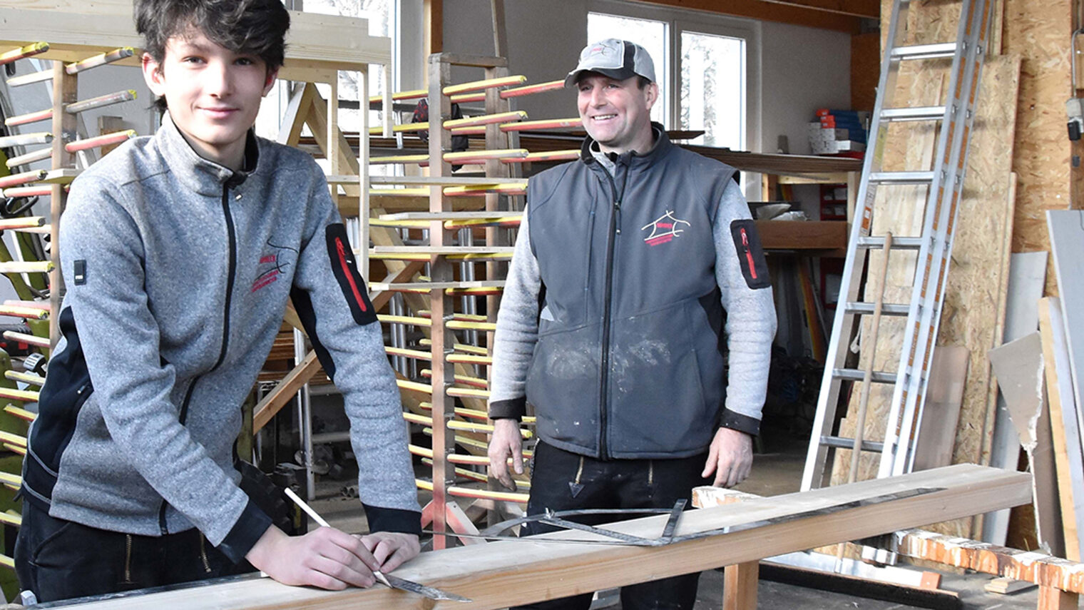 Luca mit seinem Lehrmeister Markus Dombeck bei der Arbeit mit Holz