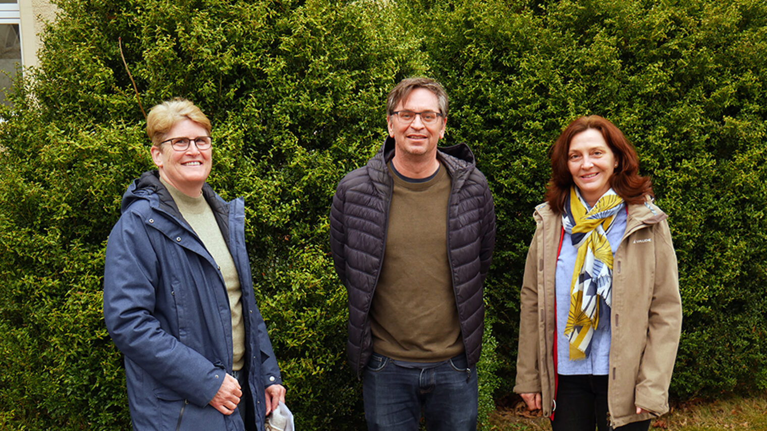 Gruppenbild im Grünen, auf dem Gelände des ZfP Reichenau mit Katja Haid, Dr. Daniel Nischk und Sandra Götz.