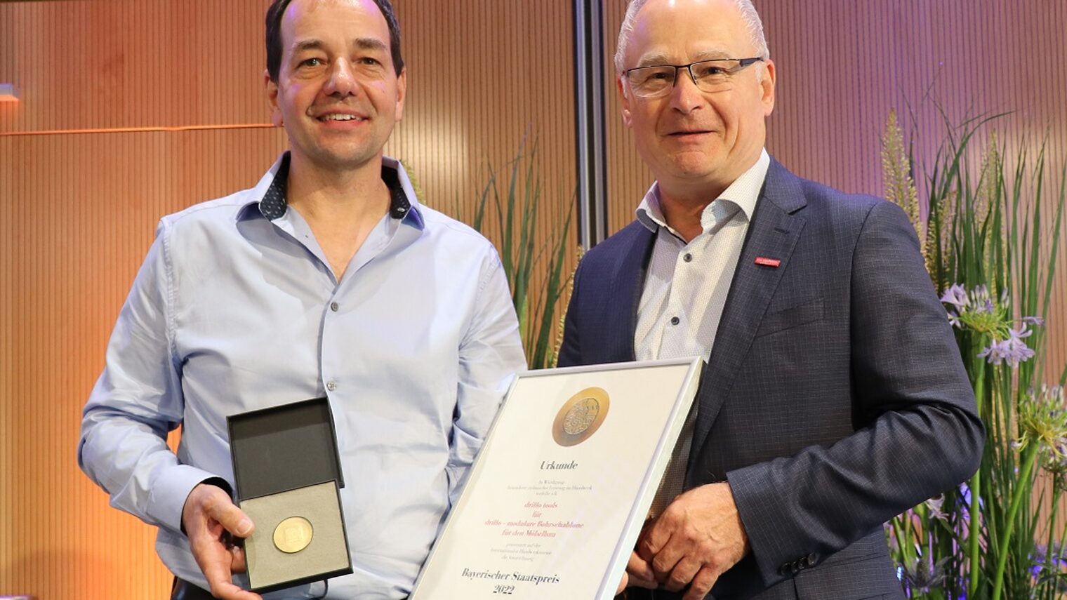 Preisträger Olaf Bartl von Drillo Tools mit Handwerkskammerpräsident Werner Rottler und der Medaille und Urkunde für den Bayrischen Staatspreis. 