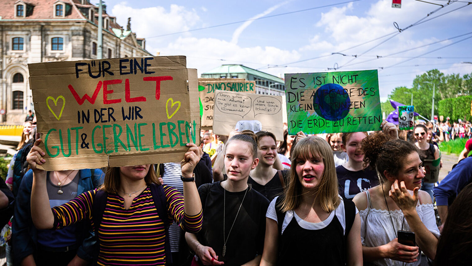 Fridays for Future Demonstration mit jungen Frauen, Plakaten und Bannern.