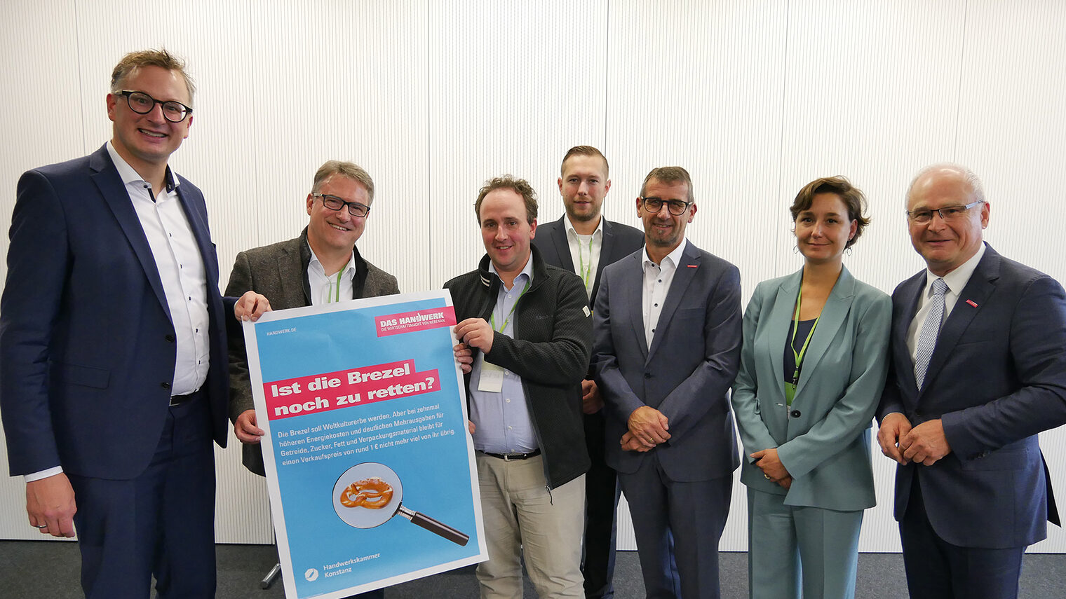 Gruppenfoto der Landesdelegiertenkonferenz der Grünen mit Georg Hiltner und Werner Rottler und Plakat: Ist die Brezel noch zu retten?