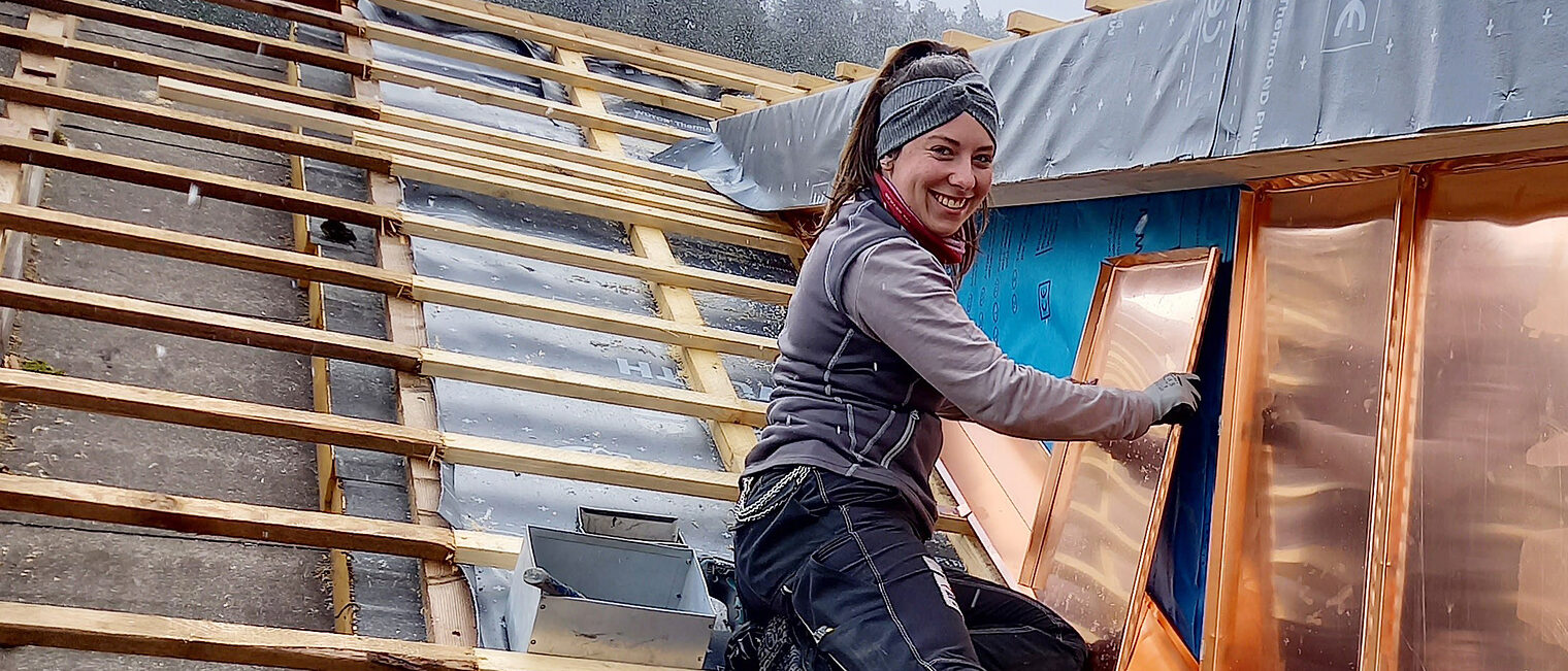 Dachdeckerin Jana Siedle im Winter auf einem Dach.