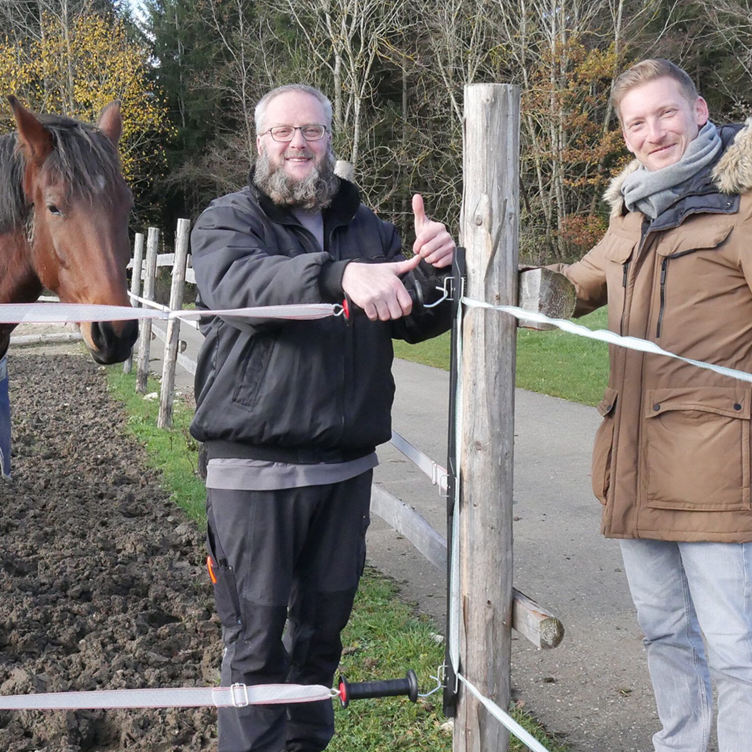 Sattler Ulrich Bäuerle mit Innovationsberater Jan Benz mit Pferd auf einer Pferdekoppel.