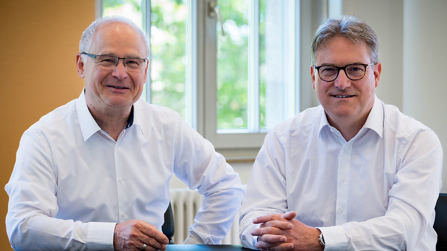 Werner Rottler, Präsident, und Georg Hiltner, Hauptgeschäftsführer der Handwerkskammer Konstanz sitzen an einem Tisch.