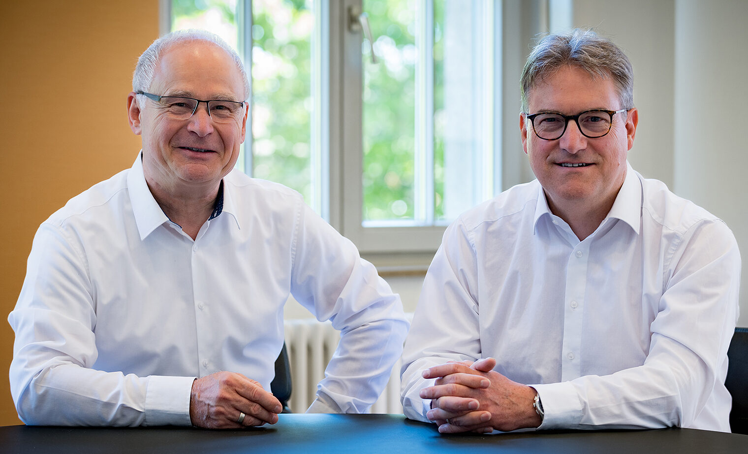 Werner Rottler, Präsident, und Georg Hiltner, Hauptgeschäftsführer der Handwerkskammer Konstanz sitzen an einem Tisch.
