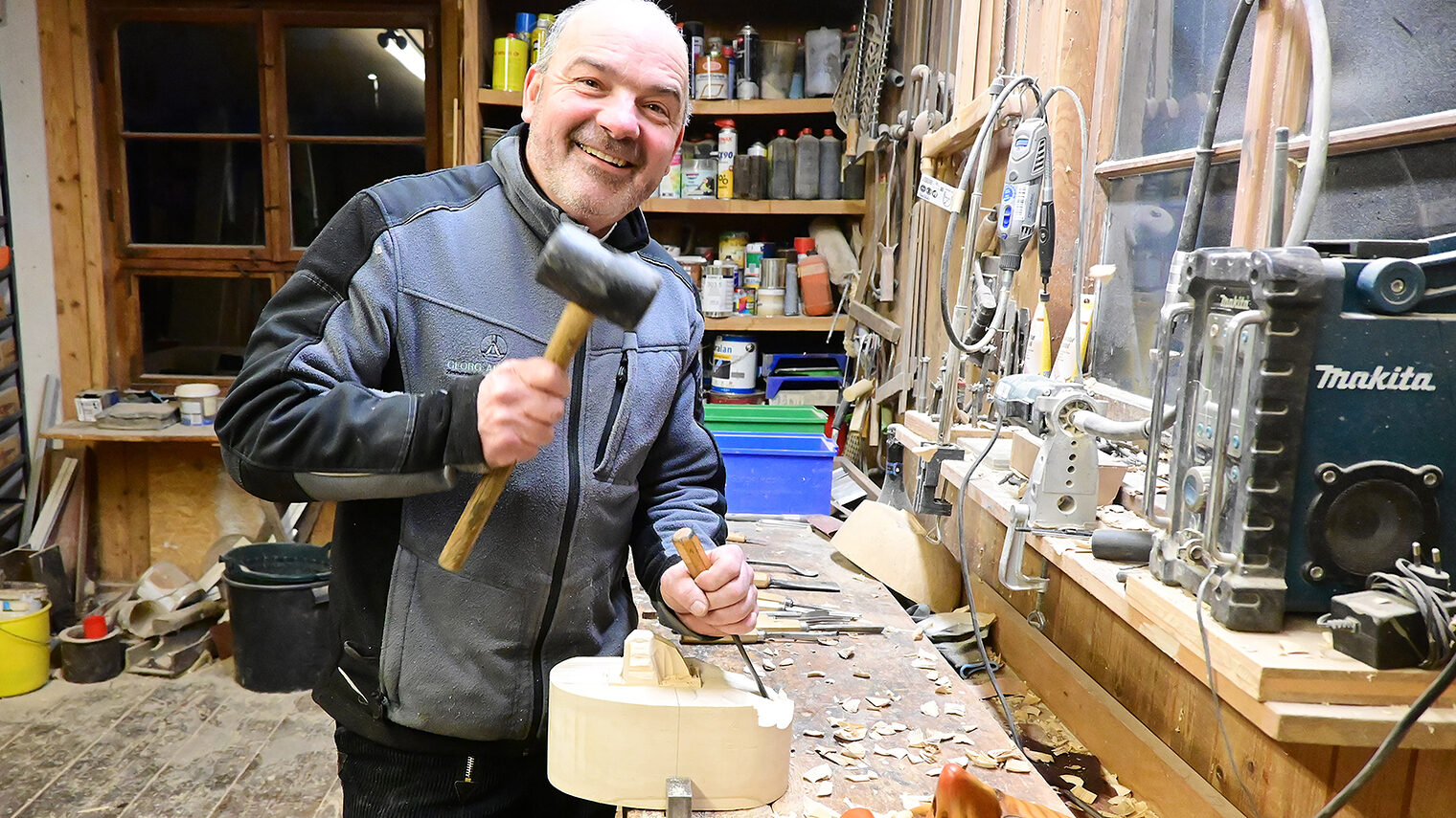 Zimmerermeister Georg Albrecht beim Larven-Schnitzen in seiner Werkstatt,