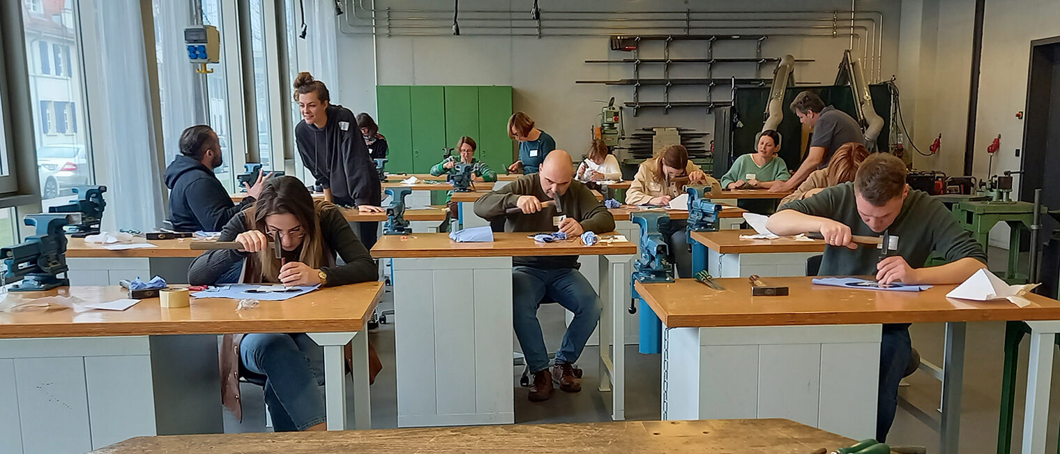 Fortbildung im Handwerk: Schulsozialarbeiter in der Metallwerkstatt der Bildungsakademie Singen.