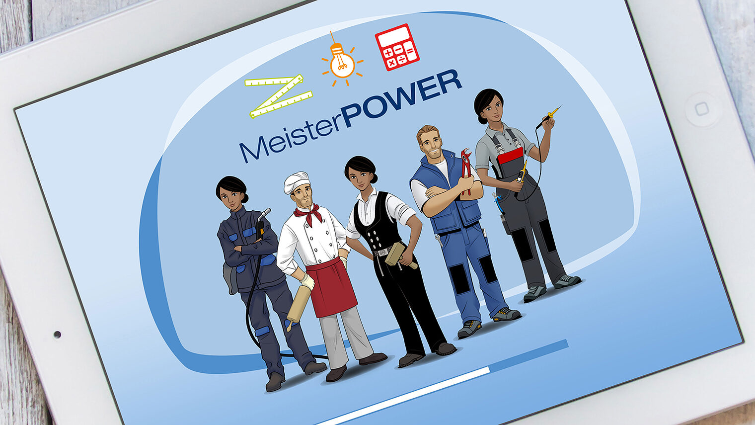 Fotomontage: Logo des Handwerkssimulationsspiels Meisterpower auf einem Tablet auf Holztisch
