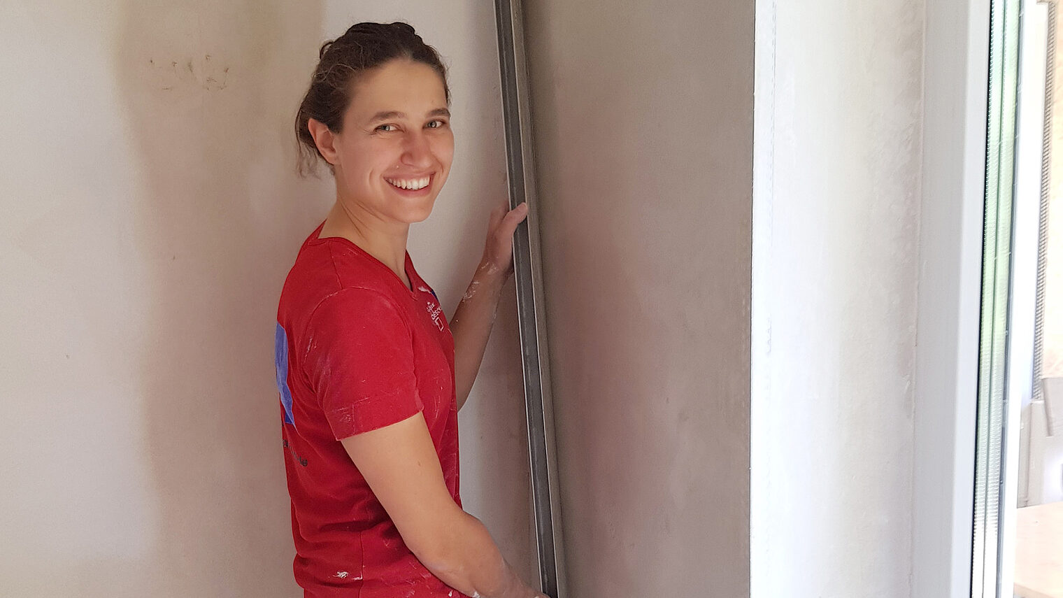 Die angehende Ausbau-Managerin Miriam Öschger auf einer Baustelle in einem Haus.