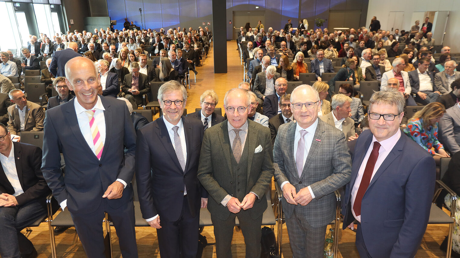 Gruppenbild vom Frühjahrsempfang der Wirtschaftskammern mit Claudius Marx, Thomas Conrady, Werner Rottler, Georg Hiltner und Gastredner Karl-Rudolf Korte.