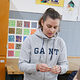 Spenglergesellin Julia Pfingst zeigt Schülerinnen am Girls Day 2023, wie sie aus einem Stück Blech eine Trillerpfeife herstellen können.