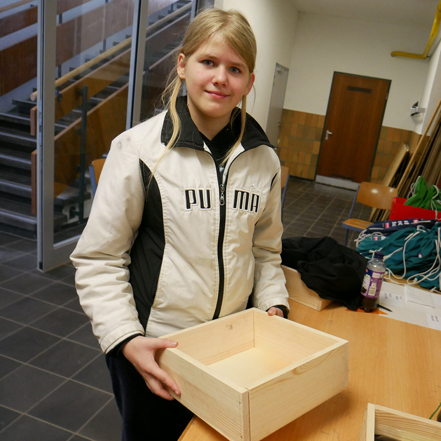 Schülerin Michelle Hartmann mit ihrer beim Girls Day 2023 selbstgebauten Holzbox.