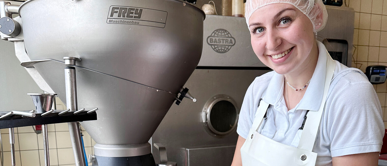Fleischermeisterin Anna Rieger arbeitet in der Wurstküche.