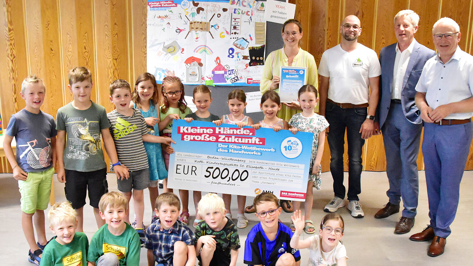 Kindergartengruppe mit Vertretern der Handwerkskammer Konstanz und großem Scheck über 500 Euro als Gewinn des Kita-Wettbewerbs.