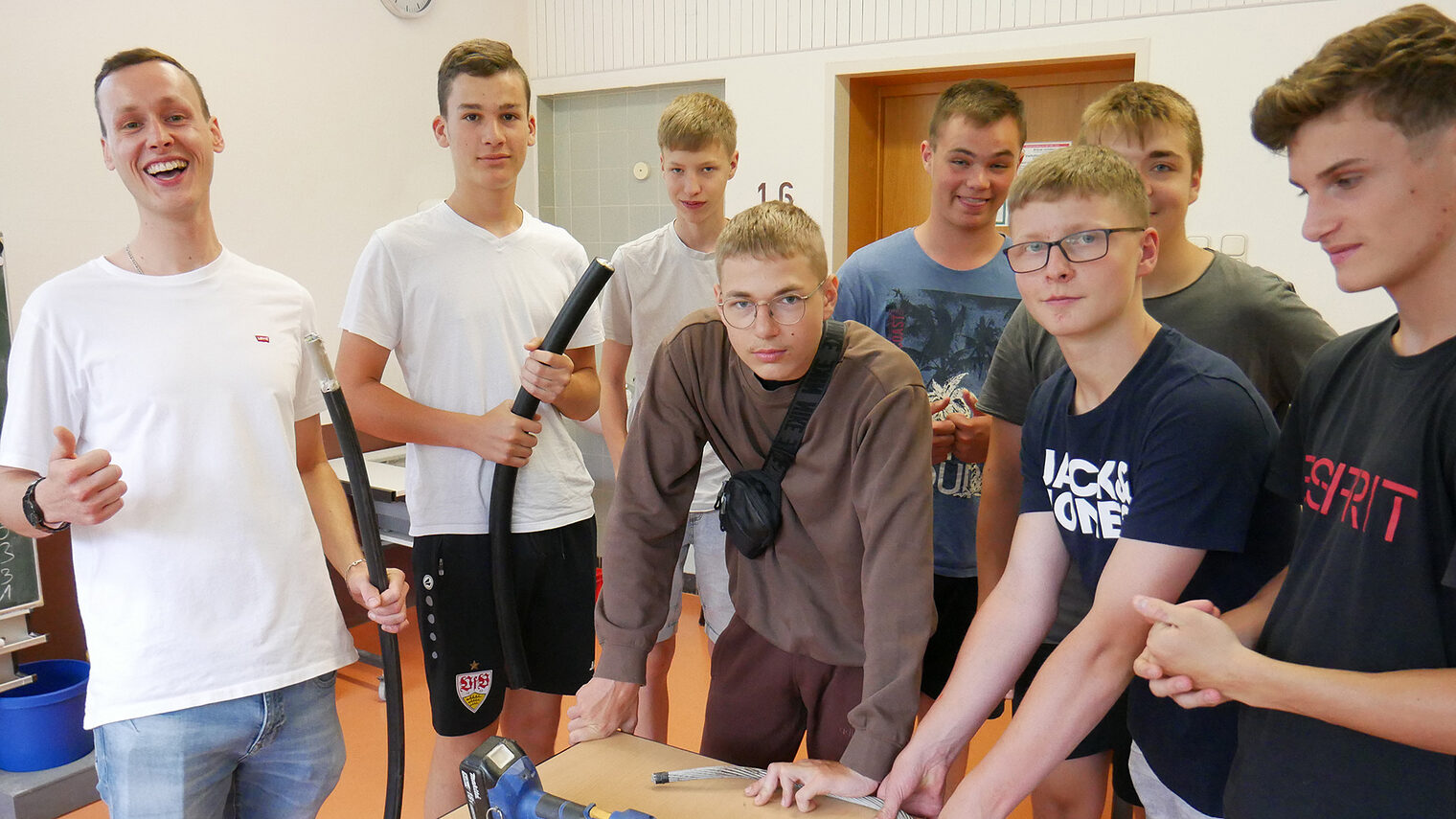 Alexander Forn bringt Schülern das Elektroniker-Handwerk nahe.