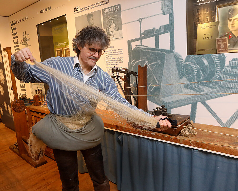 Seilermeister Bernhard Muffler spinnt in seiner Werkstatt eine Karbatsche traditionell aus dem Schurz.