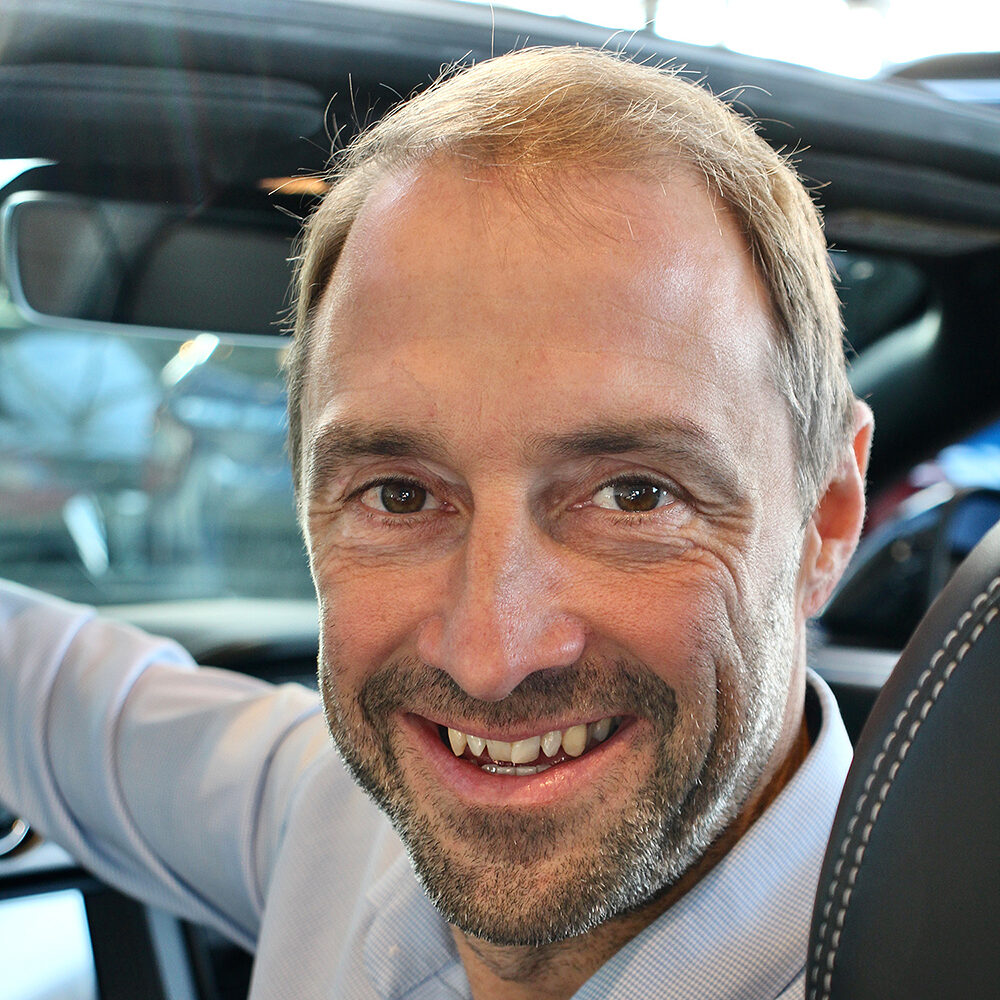 Portrait von Kfz-Meister Markus Jäger im Auto.