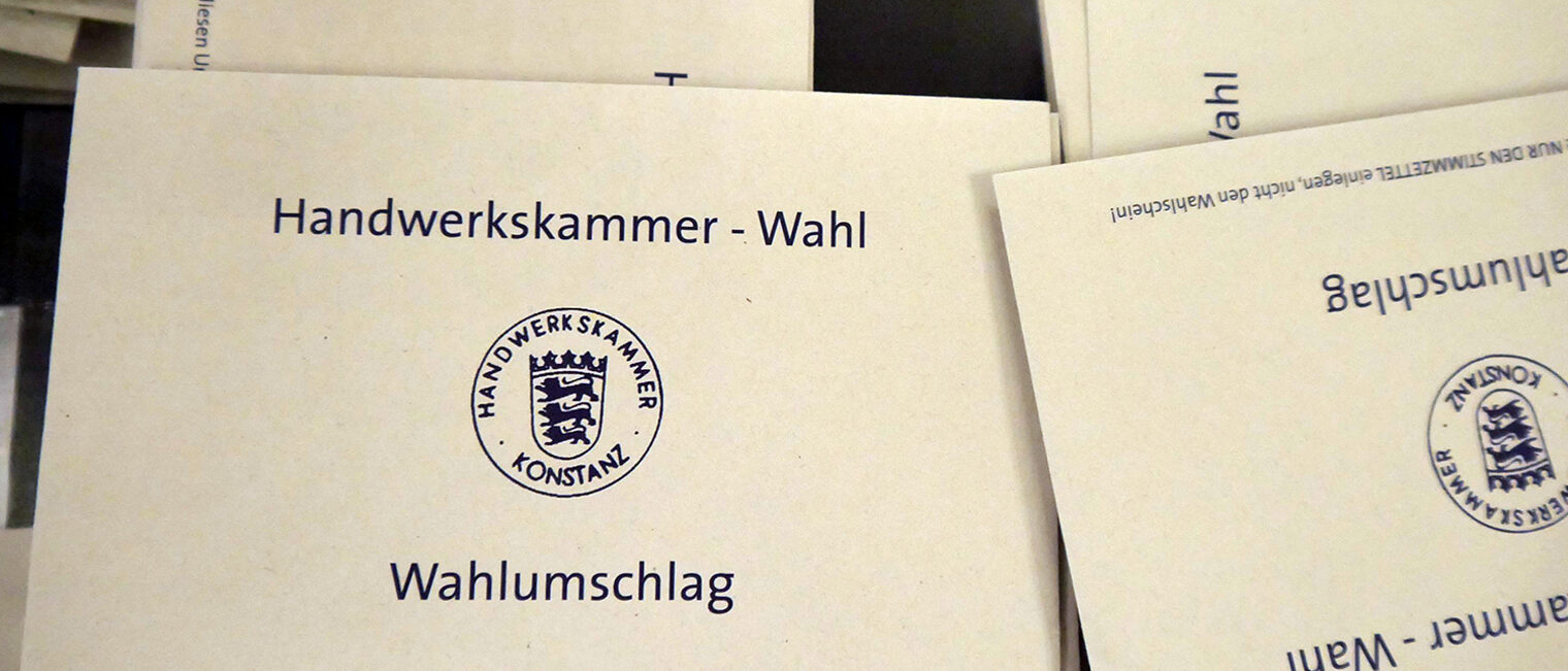 Stapel Briefumschläge mit Aufschrift Handwerkskammer-Wahl, Wahlumschlag