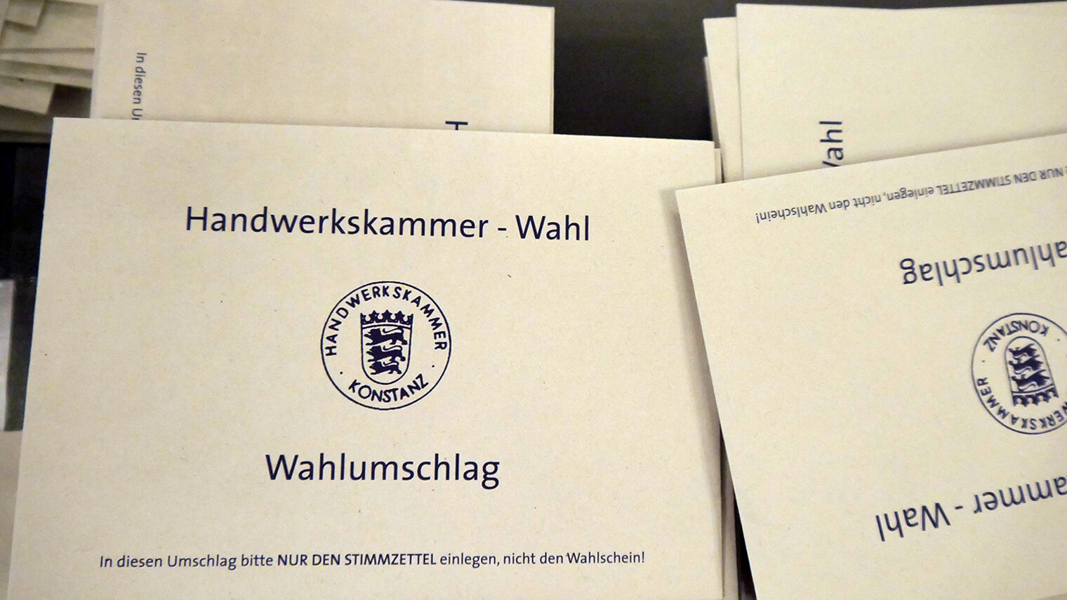 Stapel Briefumschläge mit Aufschrift Handwerkskammer-Wahl, Wahlumschlag