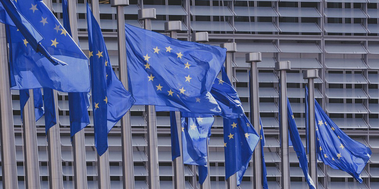 Europa-Flaggen an Fahnenmasten vor dem Europäischen Parlament