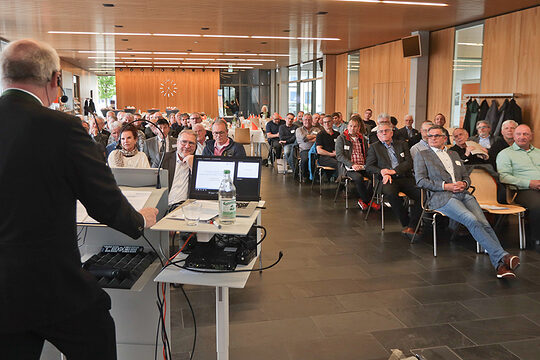 Blick in den Zuhörer-Raum während der Rede von Dr. Andreas Frost auf der Sachverständigentagung 2024 der Handwerkskammer Konstanz.