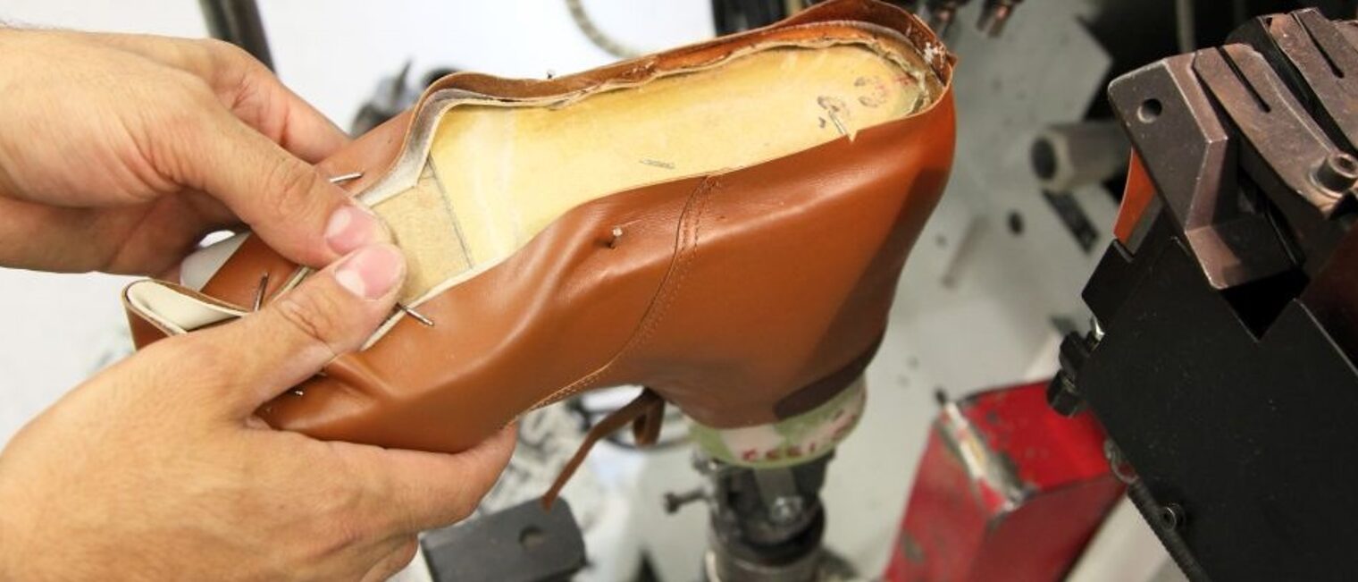Bild von der Herstellung eines Schuhs