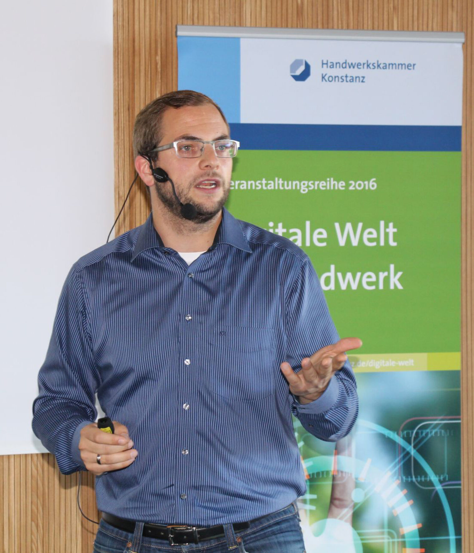 Tobias Fox von der Digital-Agentur Verdure in Stuttgart informiert Handwerker über die Möglichkeiten eines Onlineshops.