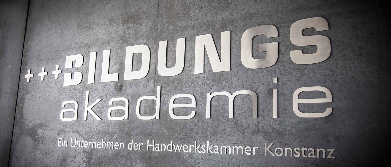 Logo der Bildungsakademie Singen an der Wand des Gebäudes