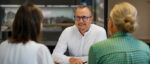 Ausbildungsberater Bernd Gabele im Beratungsgespräch.