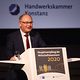 Mann hält Rede beim Neujahrempfang
