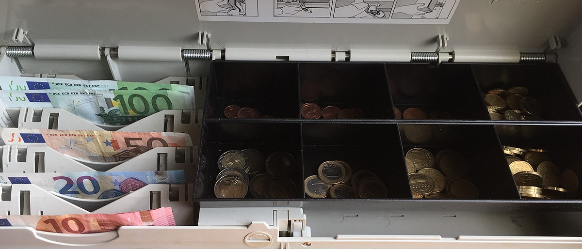Offene Ladenkasse oder elektronisches Kassensystem? Offene Kasse mit Bargeld