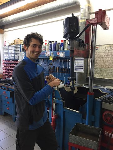 junger Mann in einer Werkstatt