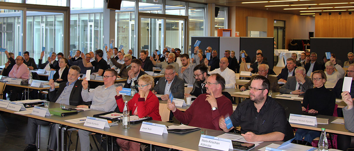 Teilnehmer der 106. Vollversammlung der Handwerkskammer Konstanz beim Abstimmen, 12.02.2020