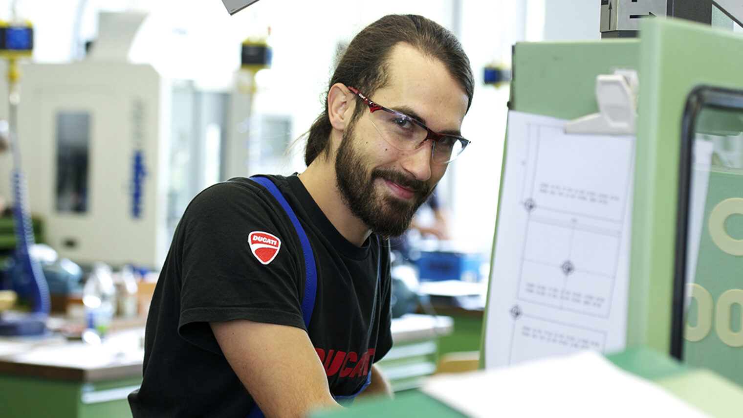 Junger Auszubildender in der Werkstatt der Bildungsakademie Singen.