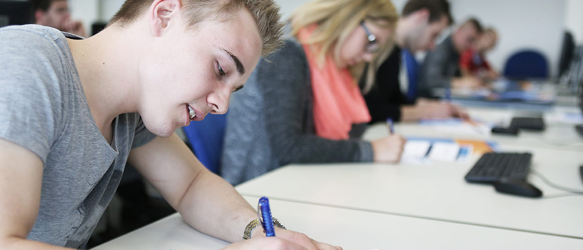 Wie Betriebe und Azubis die durch die Berufsschulschließung freigewordene Zeit sinnvoll nutzen können. Schreibende Schüler vor PC