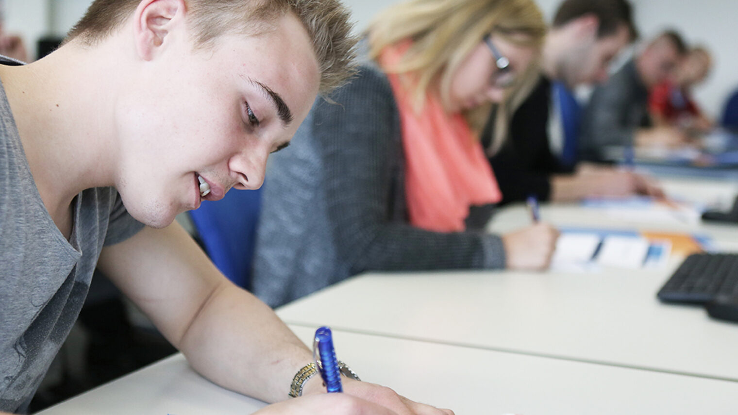 Schreibende Schüler vor PC