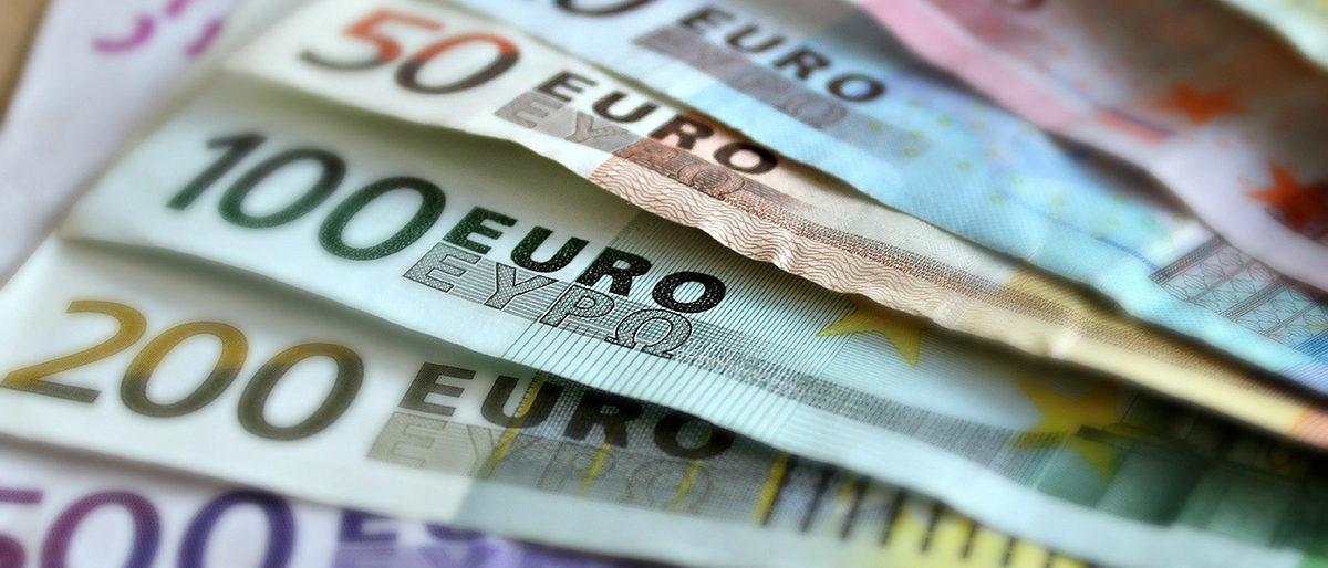 Wirtschaftshilfe in der Corona-Krise Euro-Geldscheine aufgefächert