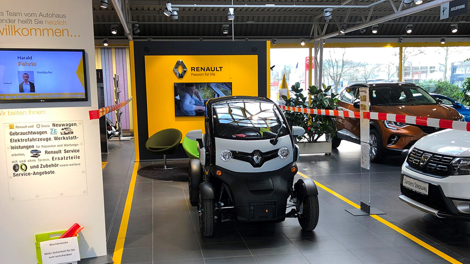 Autohaus Blender mit abgesperrten Verkaufsflächen.