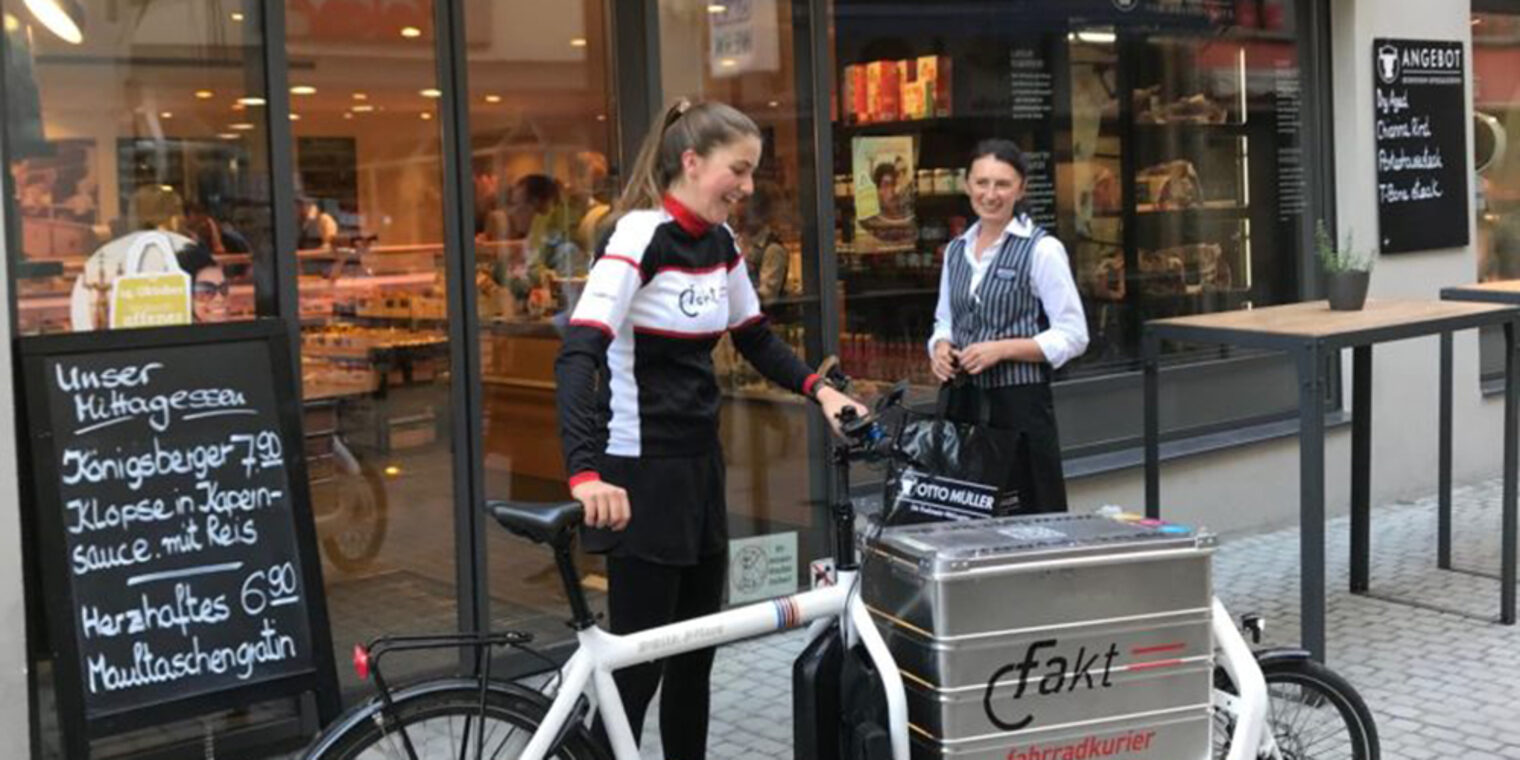 Fahrradkurierin vor Otto Müller-Filiale in der Konstanzer Rosgartenstraße.