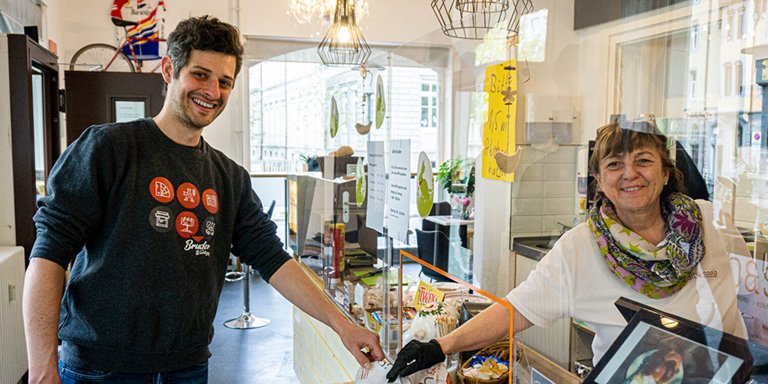 Lazlo Bruder und eine seiner Schutzwände in einer Filiale der Bäckerei "Laib & Seele"