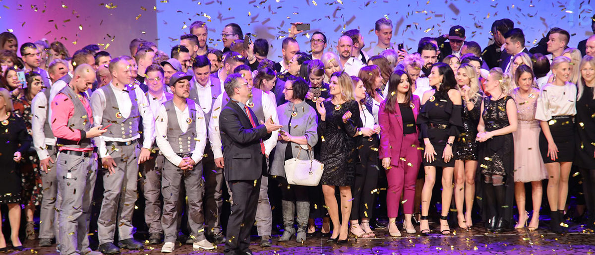 Goldregen für Meister (hier auf der Meisterfeier 2019). Gruppenbild mit Goldregen auf der Meisterfeier 2019