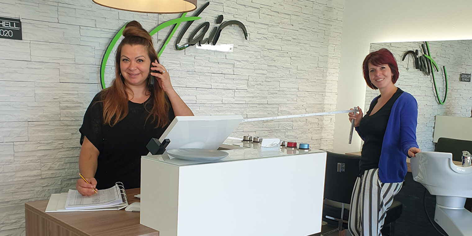 Tina Schellhammer und Stefania Ferraro in ihrem Salon Hairflair.