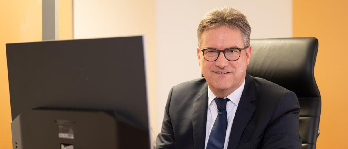 Georg Hiltner zieht eine erste Bilanz zur Corona-Soforthilfe. Georg Hiltner, Hauptgeschäftsführer der Handwerkskammer Konstanz, sitzt an seinem Schreibtisch.