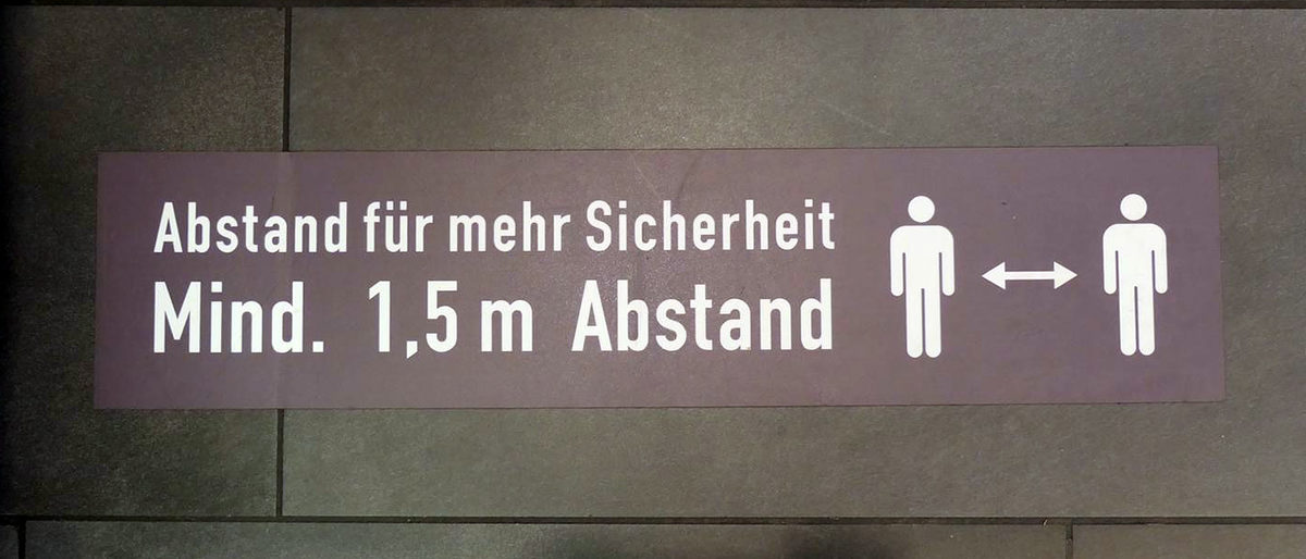 Hinweisschild zum Mindestabstand im Bistro der Metzgerei Müller in der Konstanzer Rosgartenstraße Hinweisschild zum Mindestabstand im Bistro der Metzgerei Müller in der Konstanzer Rosgartenstraße