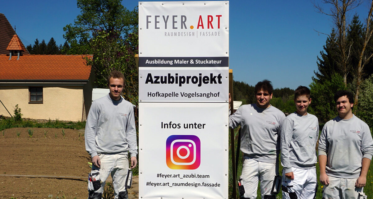 Timo Tauser, Haxhi Tahiri, Alexandra Ganter und Raphael Burger von FEYER.ART vor der kleinen Hofkapelle Vogelsanghof.