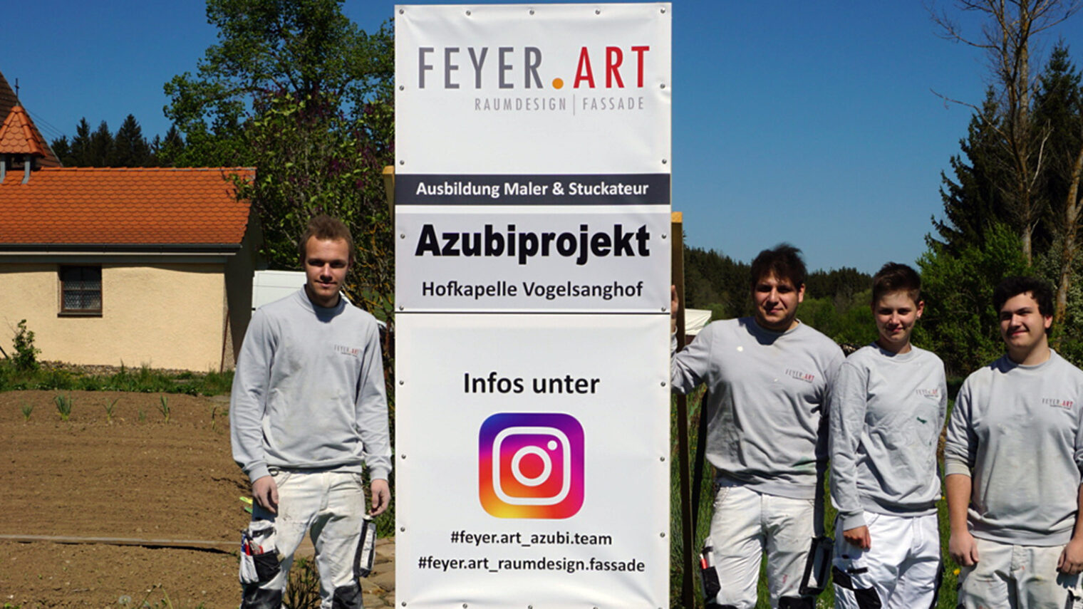 Timo Tauser, Haxhi Tahiri, Alexandra Ganter und Raphael Burger von FEYER.ART vor der kleinen Hofkapelle Vogelsanghof.