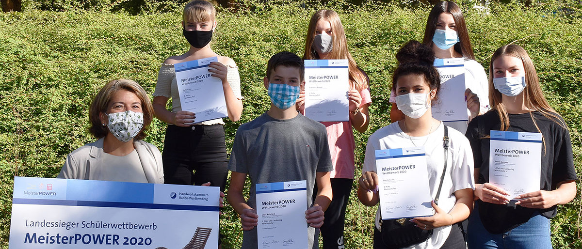 Schulleiterin Lisa Bosch und die MeisterPOWER-Champions der Robert-Schuman-Realschule Waldshut Schulleiterin Lisa Bosch und die MeisterPOWER-Champions der Robert-Schuman-Realschule Waldshut, Sofia Gaier, Louis Reinhard, Franziska Bressel, Anna-Lena Ilic, Valentina Albiez und Katrin Gumann (v.l.).