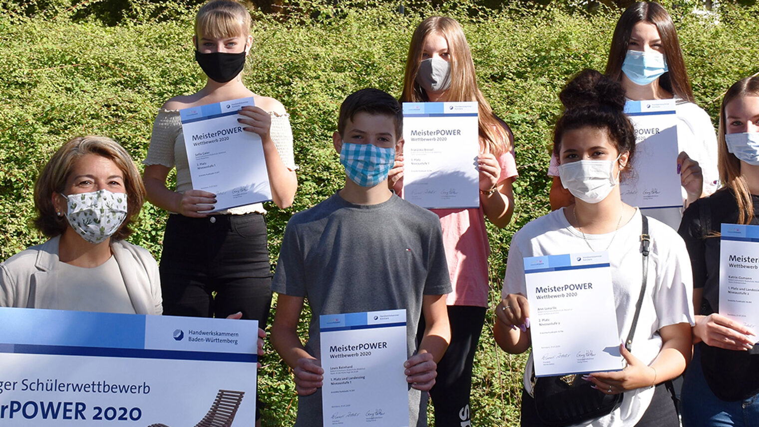 Schulleiterin Lisa Bosch und die MeisterPOWER-Champions der Robert-Schuman-Realschule Waldshut, Sofia Gaier, Louis Reinhard, Franziska Bressel, Anna-Lena Ilic, Valentina Albiez und Katrin Gumann (v.l.).