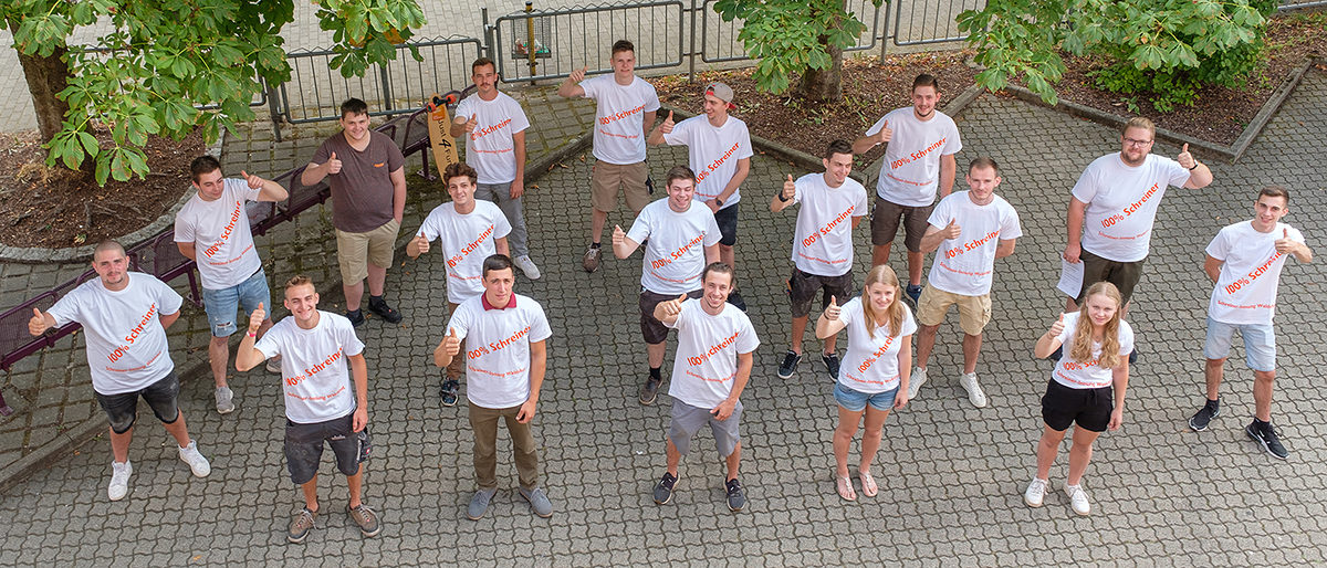 Schreiner-Gesellinnen und -Gesellen 2020 vor der Bildungsakademie Waldshut. Gruppenbild der Schreiner-Gesellinnen und -Gesellen 2020 vor der Bildungsakademie Waldshut.