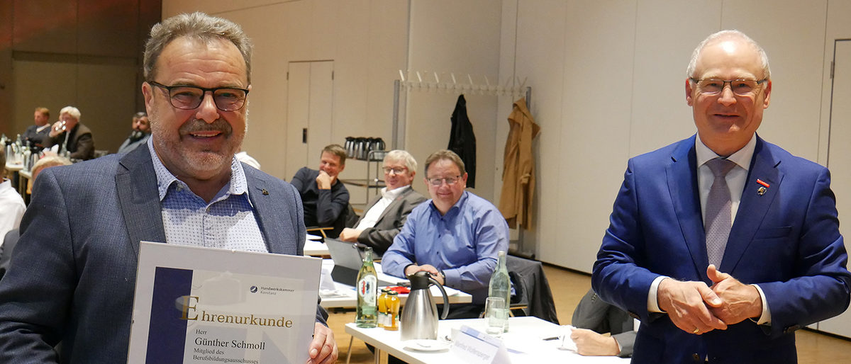 Arbeitnehmervertreter Günther Schmoll erhält die goldene Ehrennadel. Günther Schmoll mit Ehrenurkunde und Werner Rottler.